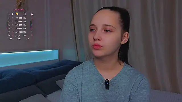 NadiaGnegy online show from November 3, 2025, 2:09 pm