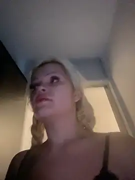 CherryXOX- online show from November 19, 2025, 5:18 am