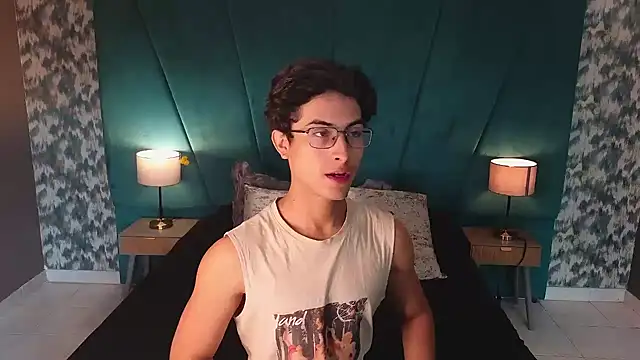 Snapshot of Aaron_Eze chatting on June 2, 2026, 2:06 pm Aaron Eze online show from June 2, 2026, 2:06 pm