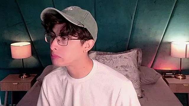 Snapshot of Aaron_Eze chatting on May 27, 2026, 1:29 pm Aaron Eze online show from May 27, 2026, 1:29 pm