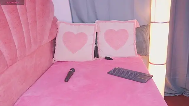 ElodieRousse  online show from February 4, 2026, 6:47 pm