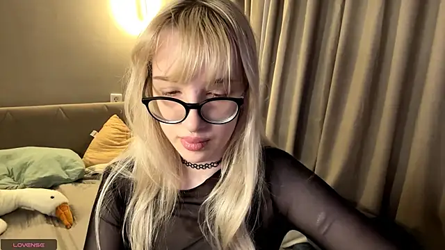 Milkmoriee online show from November 17, 2025, 3:38 pm