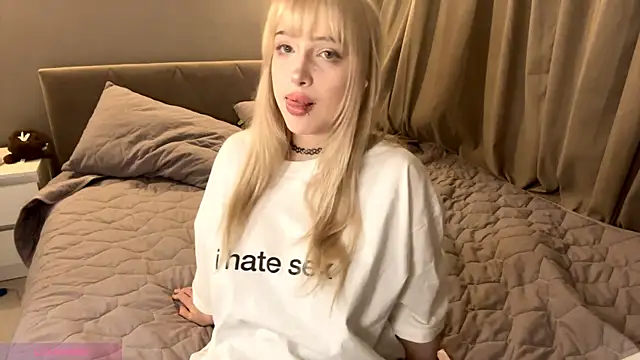 Milkmoriee online show from October 28, 2025, 3:44 pm