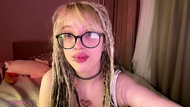 Milkmoriee online show from December 2, 2025, 3:25 pm