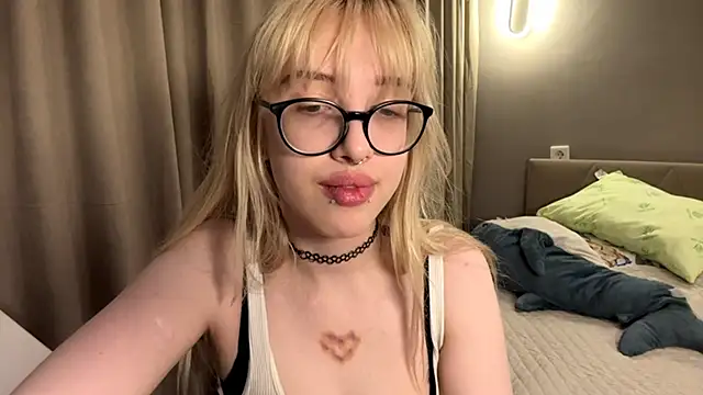 Milkmoriee online show from November 19, 2025, 4:07 pm