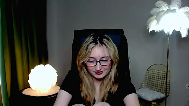 Snapshot of ScarlettScril chatting on October 19, 2025, 9:23 am ScarlettScril online show from October 19, 2025, 9:23 am