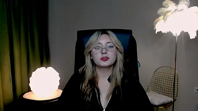 Snapshot of ScarlettScril chatting on October 17, 2025, 1:35 pm ScarlettScril online show from October 17, 2025, 1:35 pm