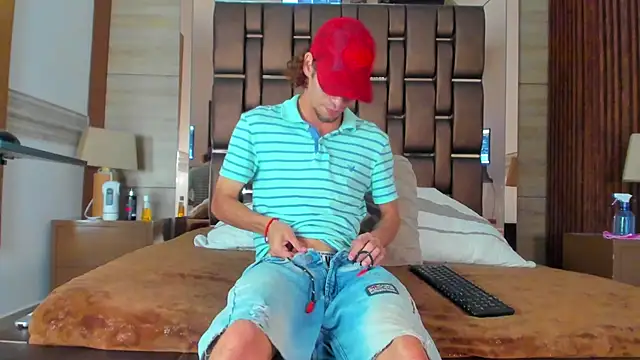 elias sn0w online show from October 31, 2025, 8:05 pm