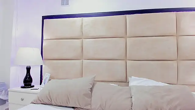 Snapshot of AnnyeWatson chatting on October 21, 2025, 12:48 pm AnnyeWatson online show from October 21, 2025, 12:48 pm