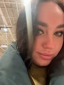 KiraSunshine online show from December 3, 2025, 4:02 am