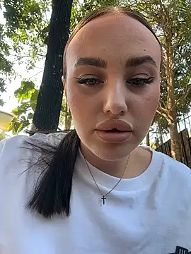 Snapshot of KiraSunshine chatting on February 2, 2026, 3:49 am KiraSunshine online show from February 2, 2026, 3:49 am