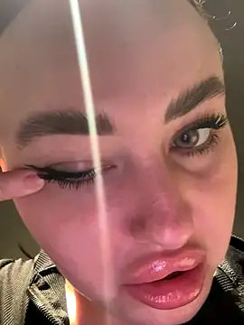 KiraSunshine online show from November 14, 2025, 3:21 am