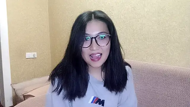 LinneaHyles online show from November 28, 2025, 1:11 pm