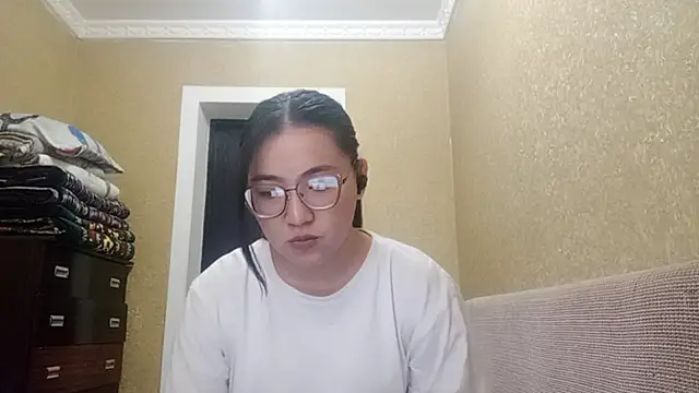 LinneaHyles online show from November 14, 2025, 4:16 am