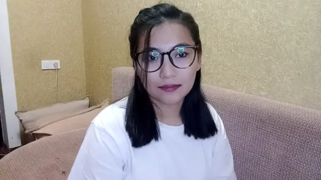 LinneaHyles online show from December 1, 2025, 1:01 pm