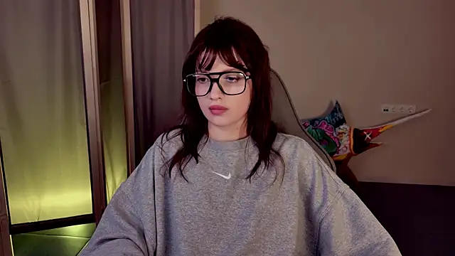 KiraVair online show from April 8, 2026, 5:25 pm