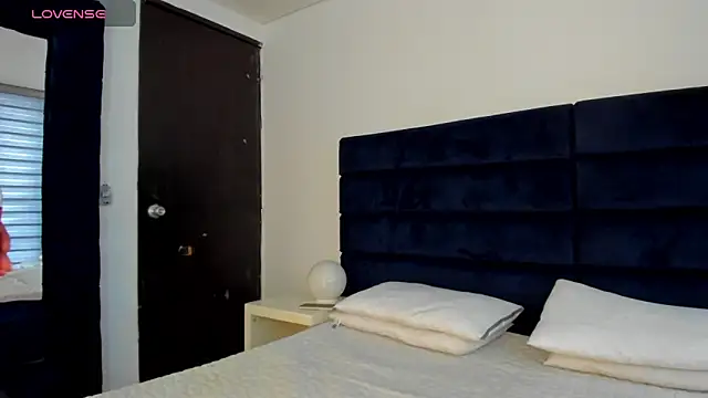 melanie roux   online show from December 20, 2025, 1:58 pm