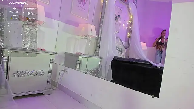 MiaCassel online show from October 26, 2025, 12:27 pm