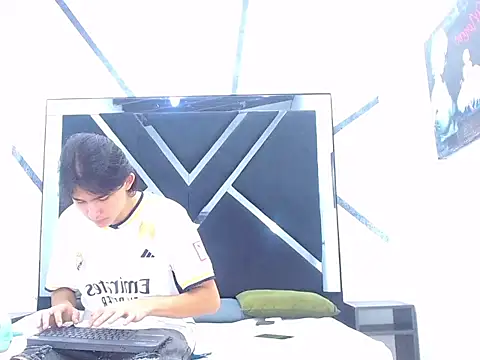 Tom 0001 online show from October 28, 2025, 7:57 pm