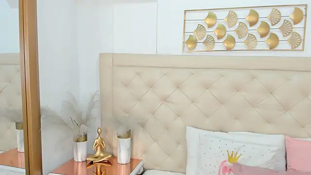 lucia lorenz online show from December 21, 2025, 11:23 am