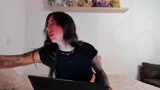 valeriahornier online show from April 17, 2026, 2:03 am