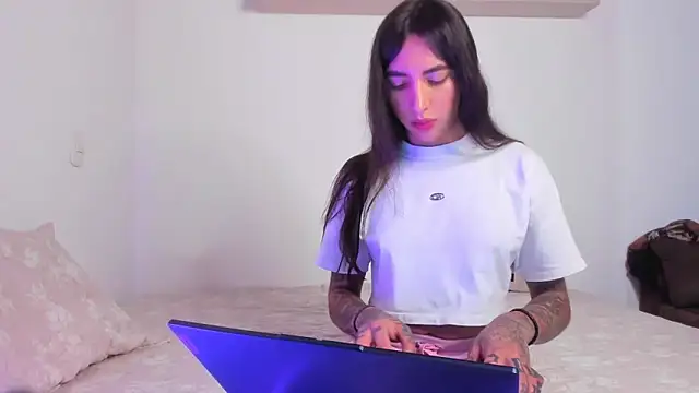 valeriahornier online show from April 21, 2026, 1:42 am