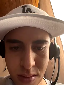 Snapshot of motomotoboy chatting on October 21, 2025, 4:28 pm motomotoboy online show from October 21, 2025, 4:28 pm