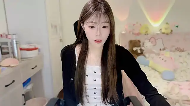 Onecutelittle online show from November 11, 2025, 1:55 am