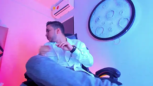 Snapshot of mike_257 chatting on February 9, 2026, 11:30 am mike 257 online show from February 9, 2026, 11:30 am