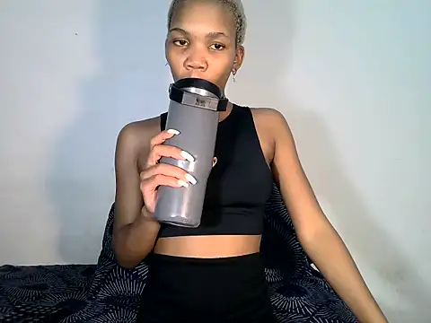 MinnieBee101 online show from November 12, 2025, 9:29 pm