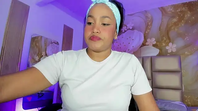 NahomiWalker  online show from December 4, 2025, 7:24 pm