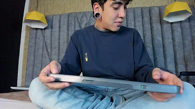 SantiOlsen online show from November 25, 2025, 11:43 am