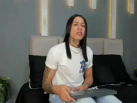 Snapshot of ArohomLester chatting on December 18, 2025, 6:23 pm ArohomLester online show from December 18, 2025, 6:23 pm