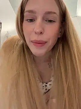 kira mia online show from June 4, 2026, 4:11 pm