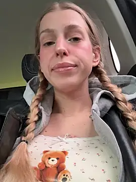 kira mia online show from April 22, 2026, 4:03 pm
