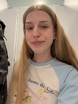 kira mia online show from May 20, 2026, 7:44 pm