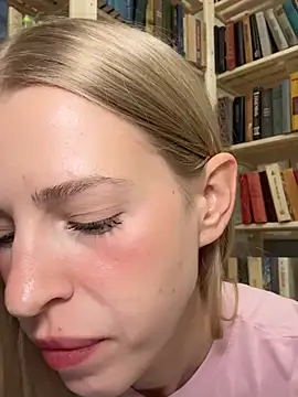 kira mia online show from May 5, 2026, 5:38 pm