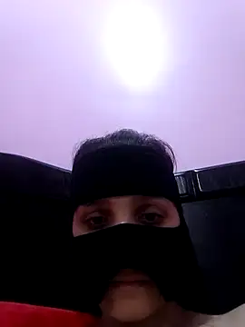 SandyAmr online show from November 19, 2025, 8:47 am