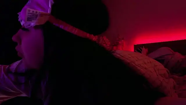 Felicia Herceg online show from November 12, 2025, 7:07 pm