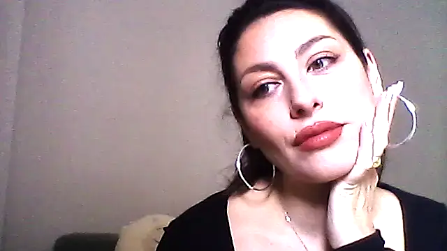 Snapshot of Veralune chatting on February 25, 2026, 12:05 pm Veralune online show from February 25, 2026, 12:05 pm