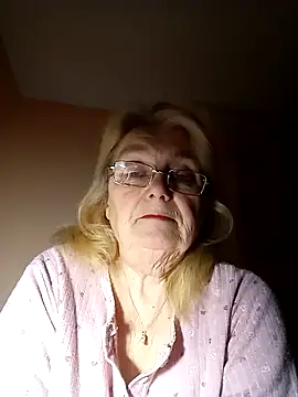 AmyLove353 online show from December 18, 2025, 8:01 pm