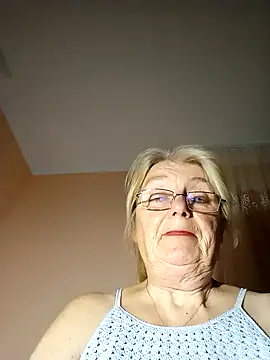 AmyLove353 online show from November 26, 2025, 10:43 pm