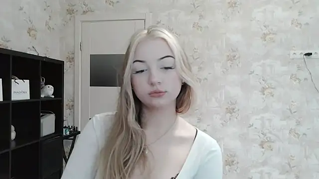 Snapshot of _LunaLush_ chatting on October 21, 2025, 6:24 am LunaLush online show from October 21, 2025, 6:24 am