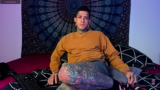 Snapshot of cleoo_jhonny chatting on February 13, 2026, 12:32 am cleoo jhonny online show from February 13, 2026, 12:32 am