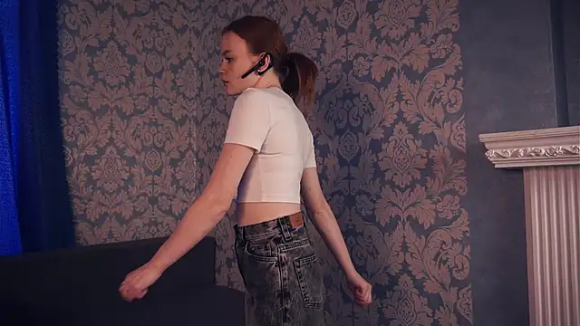 KarlynGow online show from November 3, 2025, 6:40 am