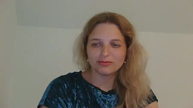 ElisSky301 online show from June 1, 2026, 9:03 pm