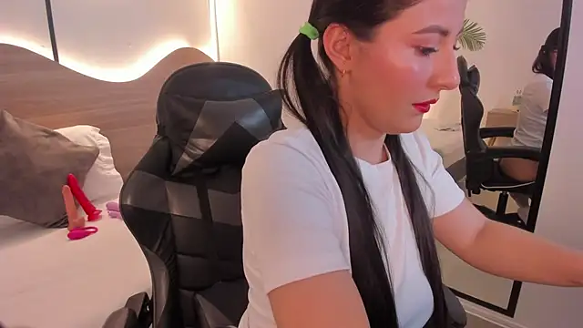 mia collins96 online show from October 26, 2025, 3:18 am