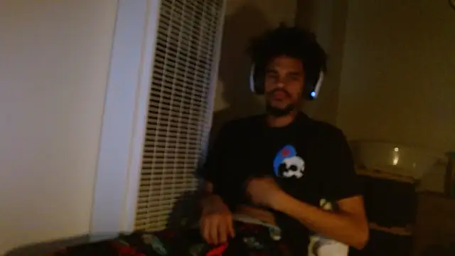 Snapshot of Mrmakeherwet_Tez chatting on November 25, 2025, 5:30 am Mrmakeherwet Tez online show from November 25, 2025, 5:30 am