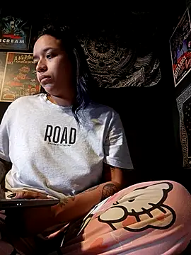 Isis Bathory online show from November 14, 2025, 3:37 pm