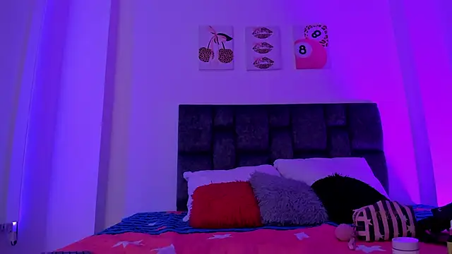 Snapshot of kittymonroe1 chatting on February 28, 2026, 6:18 pm kittymonroe1 online show from February 28, 2026, 6:18 pm